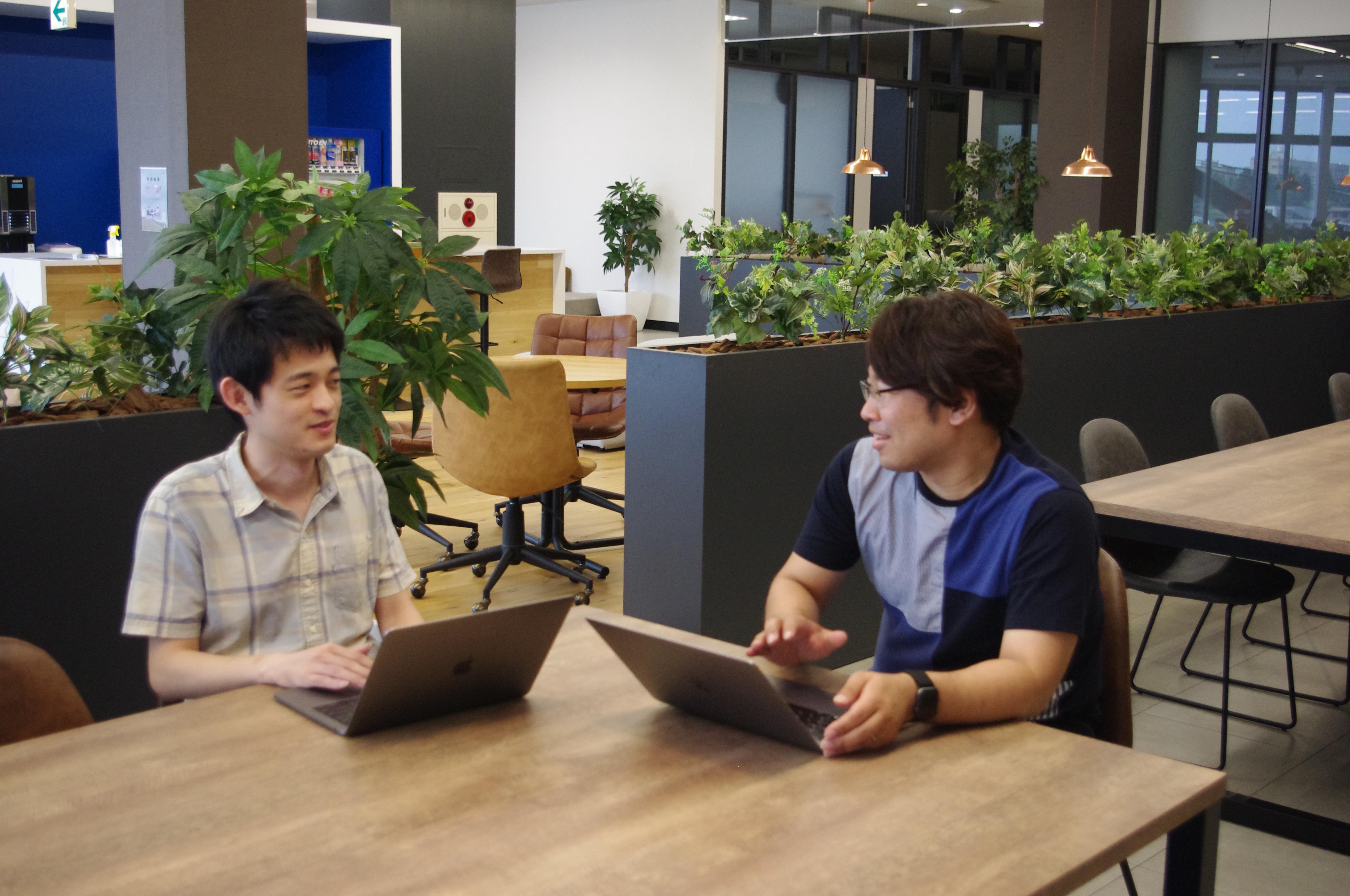 インフラ/セキュリティチームのお二人。プロダクトだけでなく企業全般のセキュリティリテラシー向上にも尽力しています！