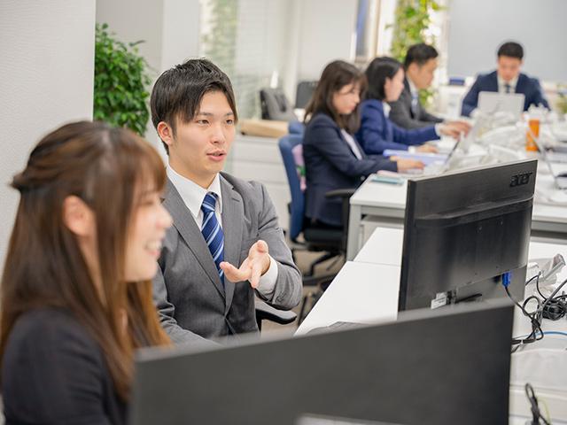 アンビシャスは、その社名のとおり「高い志を持った人」を輩出することを目指す会社です。
大器晩成　不器用で良い。木で例えれば、哲学や人格が根と幹、技術やスキル・知識が葉であり、仕事が水や栄養・陽の光、種類が個性と考えます。高い志と変化する気持ちを忘れず、失敗を恐れず、自らの特徴を活かし前向きに自らの成長と向き合うことで、
成果、つまり木で言う大輪の花、多くの実を永続的に付けることができる「大木」になることを全パートナーが目指しています。