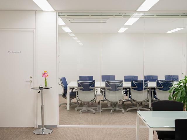 アンビシャスは、その社名のとおり「高い志を持った人」を輩出することを目指す会社です。
大器晩成　不器用で良い。木で例えれば、哲学や人格が根と幹、技術やスキル・知識が葉であり、仕事が水や栄養・陽の光、種類が個性と考えます。高い志と変化する気持ちを忘れず、失敗を恐れず、自らの特徴を活かし前向きに自らの成長と向き合うことで、
成果、つまり木で言う大輪の花、多くの実を永続的に付けることができる「大木」になることを全パートナーが目指しています。