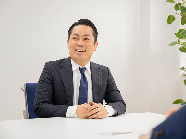 代表取締役社長　徳永 暢也氏
2003年に立命館大学政策科学部経営戦略コースを卒業すると、レジャー施設の運営会社、株式会社ネクストジャパンに入社。店舗支配人としてFC店舗の指導や店舗企画に携わり、海外商材の開発責任者も経験しました。