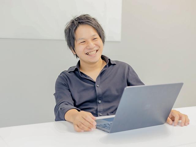 代表の深山自身が職場の雰囲気づくりを先陣切って行っています。
非常にフラットなスタンスで従業員と向き合っているのも特徴的です。
オフィスもワンフロアで席も固定化しておらず、社長がインターン生に囲まれて仕事をしている姿を見かける事も多い。
役職・雇用形態・役割などの垣根なくコミュニケーションを取りながらSpartyらしい組織づくりができています。

