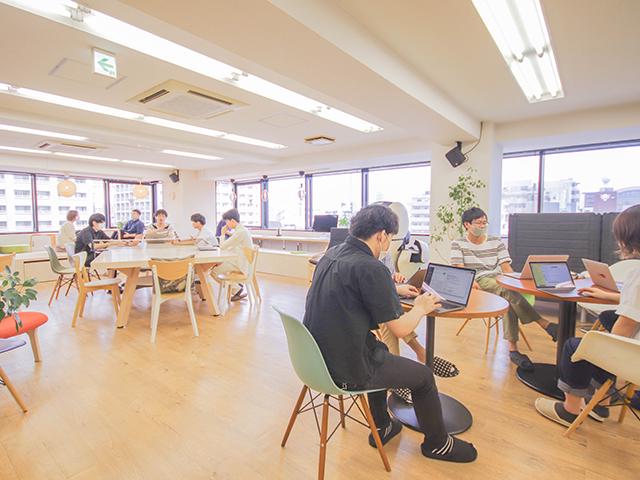 フリースペースで気軽に打ち合わせをしています。