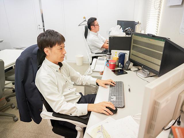 同社では上流工程から運用保守まで一気通貫で携わることができるのが強みだ。やりがいとキャリアアップの両方を目指すことができる。