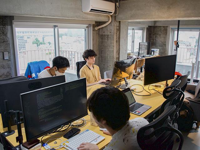 オフィスは原宿駅から徒歩5分のビルの最上階にある。

窓からは国立競技場や六本木ヒルズなど大都会を一望できる。