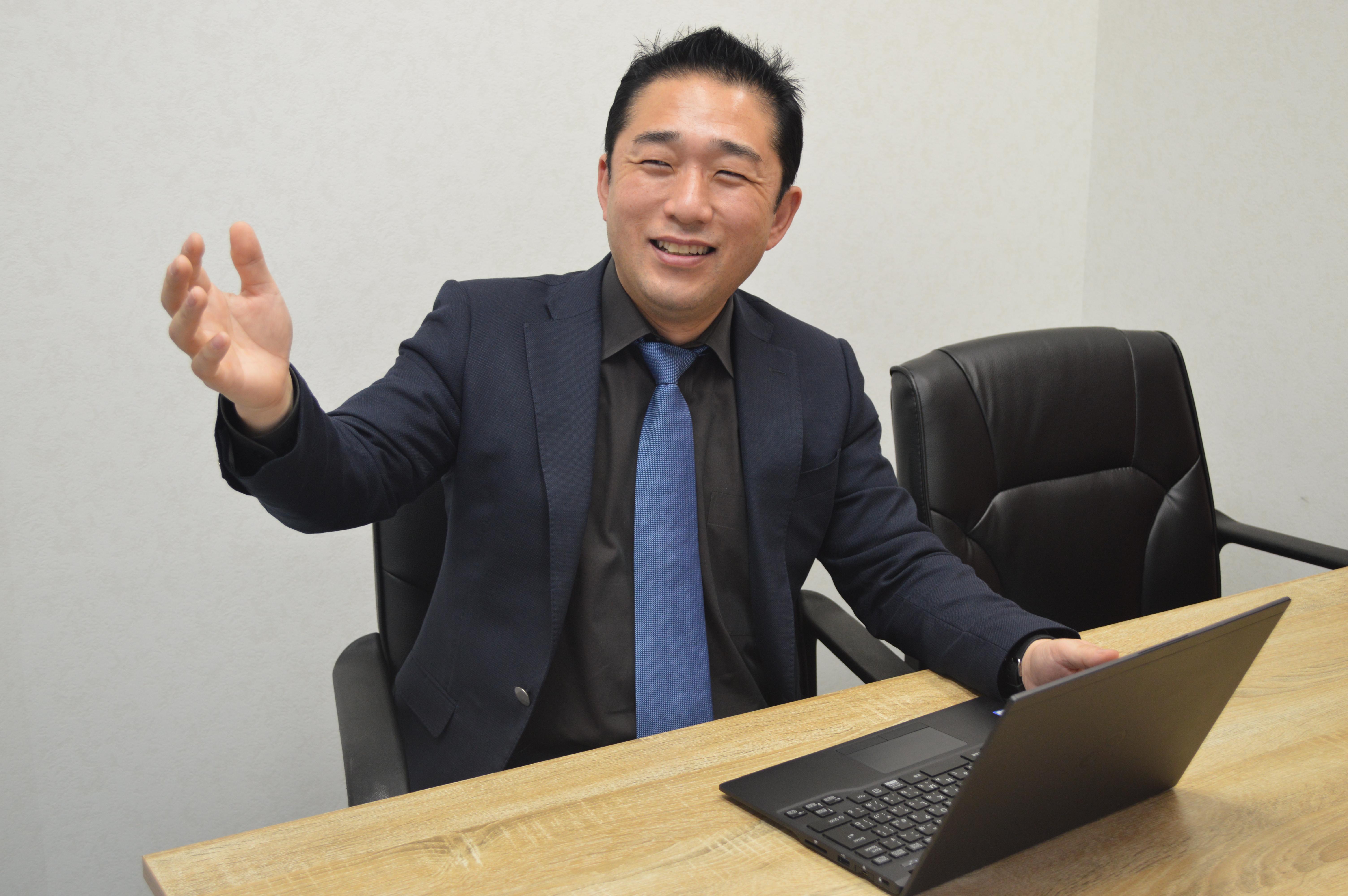 代表取締役社長 玉岡弘光氏

自らを「ITコンシェルジュ」と名乗る同社では、業務改革支援、PMO(プロジェクトマネジメントアウトソース)業務、システムの開発・運用支援等、ITにまつわるあらゆるサービスを提供している。
