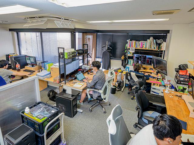 広い机、希望する椅子やモニターを支給