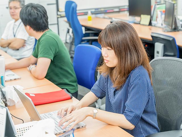 服装はビジネスカジュアルで働きやすさを重視。女性エンジニアも活躍中。