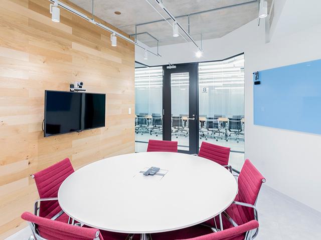 2020年2月に南青山へ移転。開放感のあるMTGルームが並ぶ。