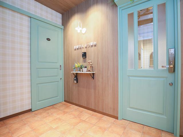 ファミリーで来院しやすいよう、主にスーパーやショッピングモールなどに立地し、ハード面だけではなく、接遇研修、臨床研修などスタッフ育成にも力を入れている。