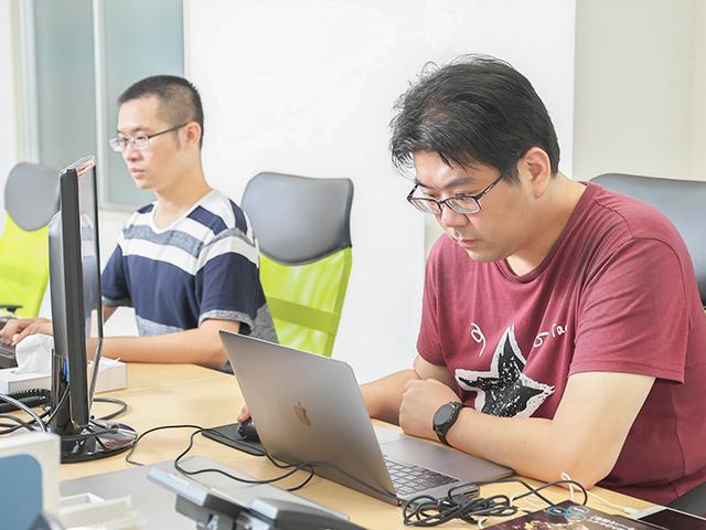 同社が求めるのは、主体的に考えて能動的に仕事に取り組む自立したメンバーだ。