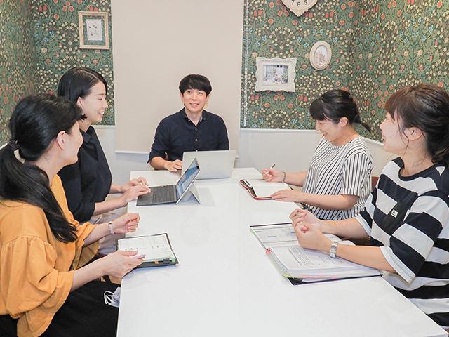 診療部門のクオリティを支えるためには、事務局のマネジメント能力が欠かせない。「縁の下の力持ち」的な存在ではあるが、働く医療スタッフや数多くの患者のために、舞台裏から地域医療を支えるポジションにある。