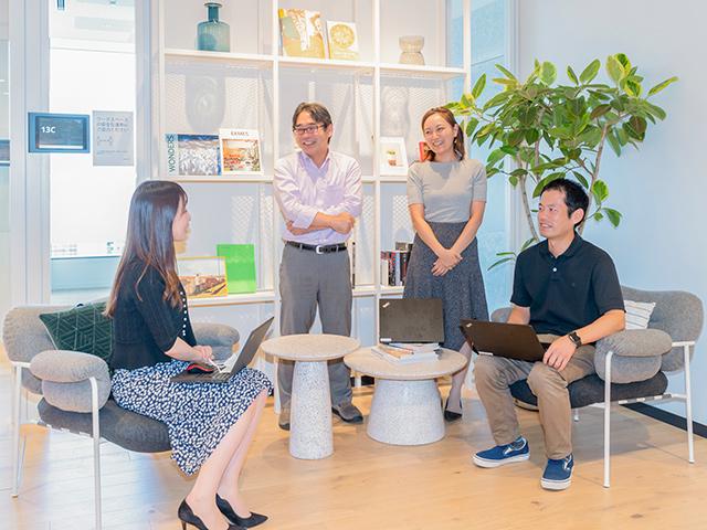 プロパー社員とソフトバンクからの出向社員が在籍。お客さまにとって価値のあるサービスを作るべく、日々意見を出し合い協力しています！