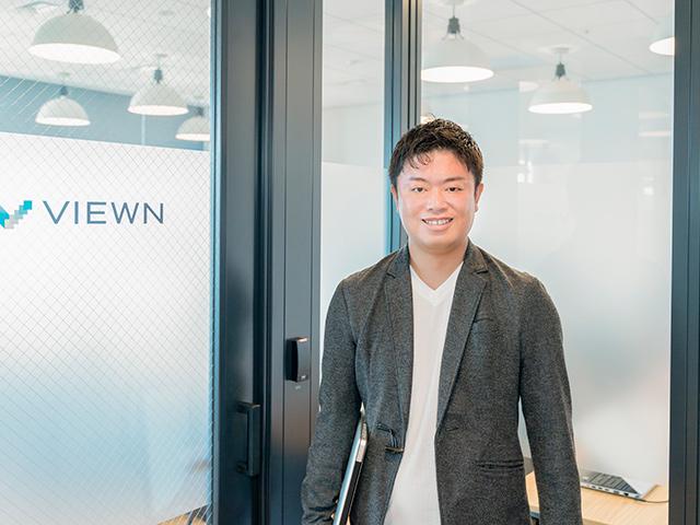 サービスを支える開発チームは少数精鋭ですが、それぞれがより良いものを作ろうと改善提案から実行まで行います！メリハリのある働き方を推奨しており、フレックス制度も活用しています。