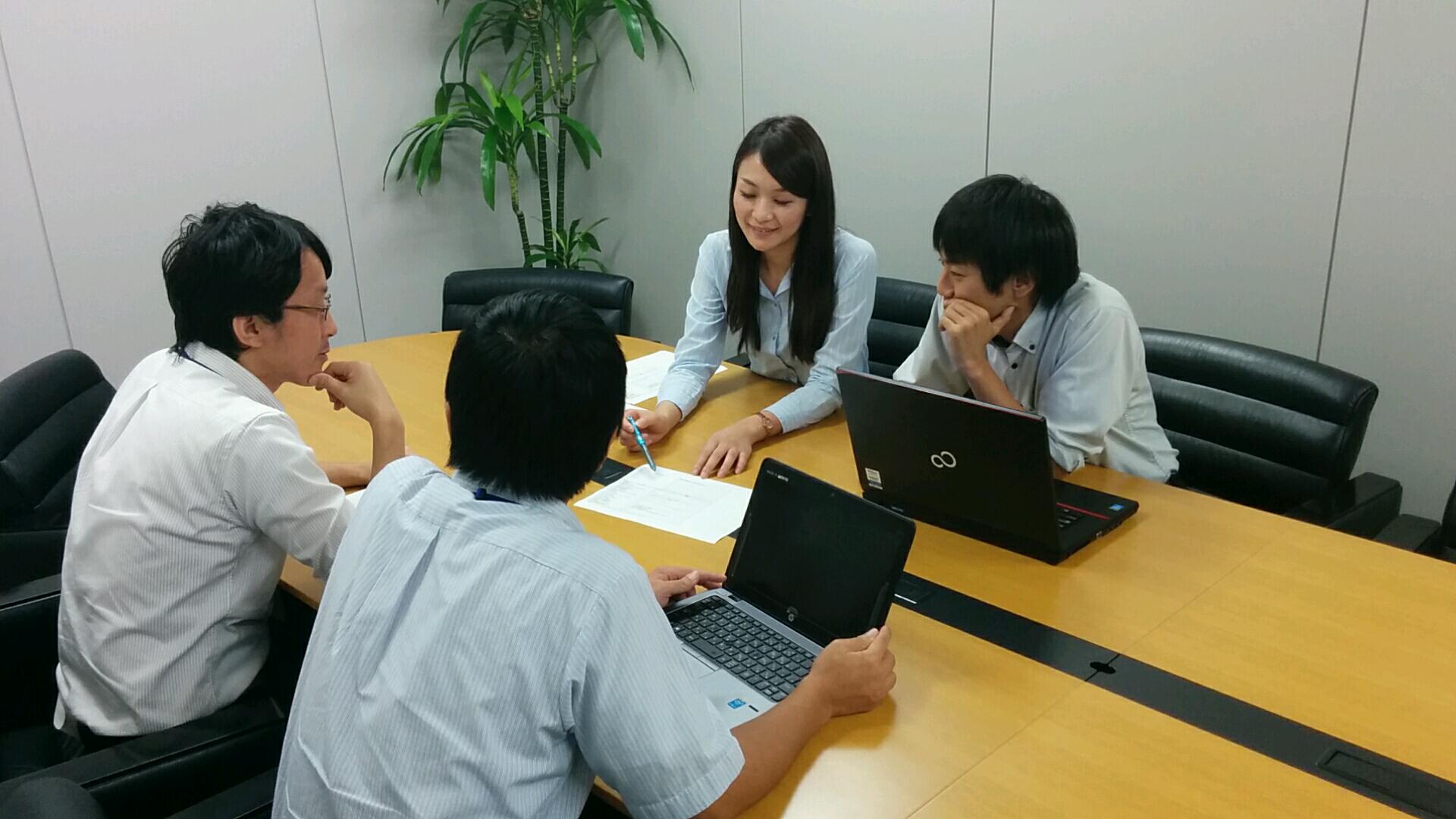 開発、営業、総務と、仕事の領域や部門が違っても垣根なく会話が弾み、相談などもスムーズ。若手から役員まで同じフロアで顔を合わせるため、気持ちの距離が近い。