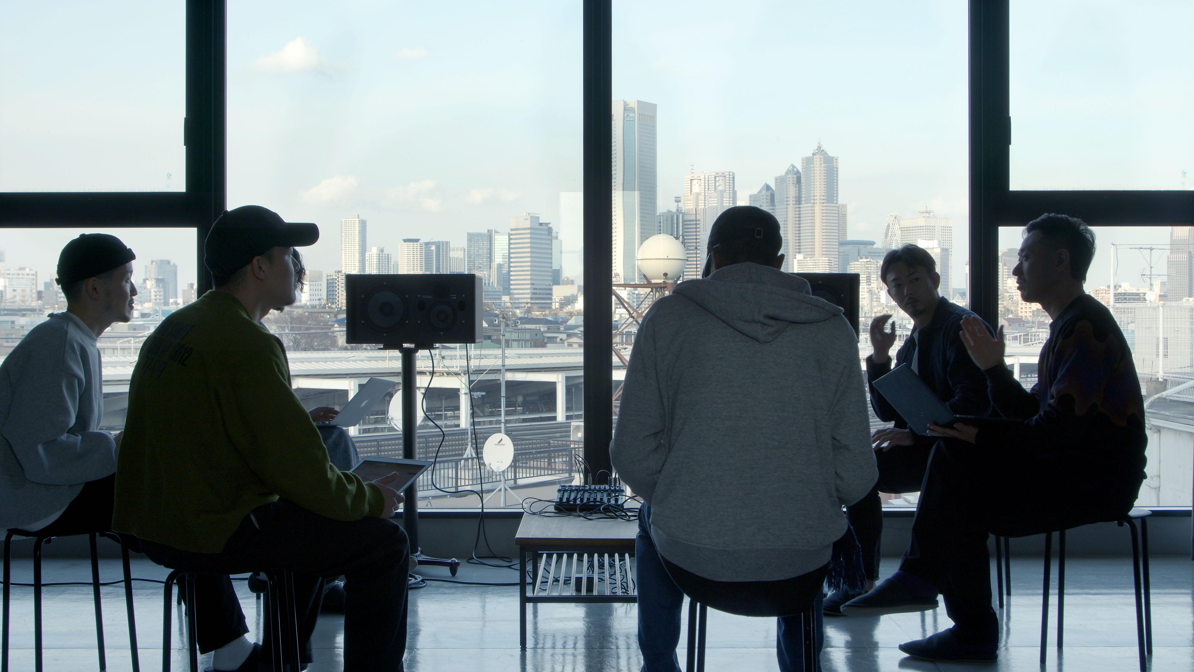 開放的なスタジオ内で行われるミーティング