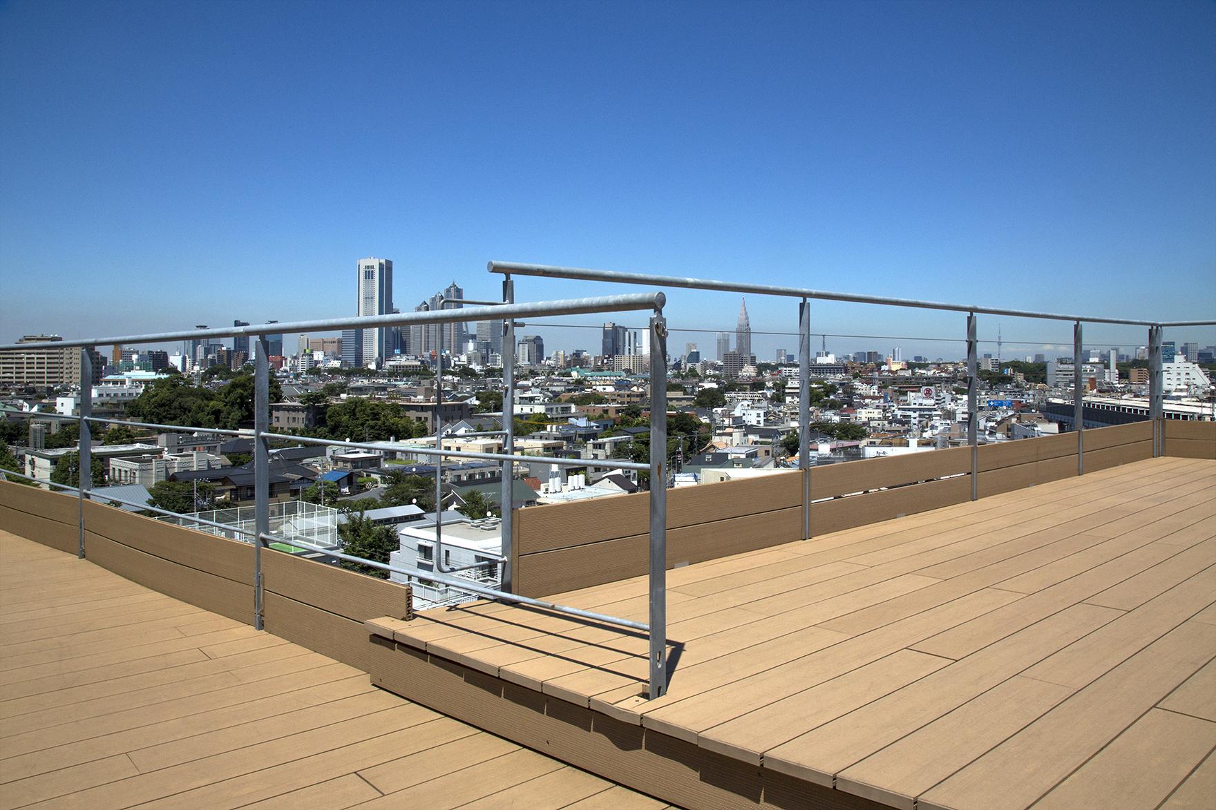 自然光スタジオStudio TERRANOVAのルーフトップでは新宿副都心を一望できる。