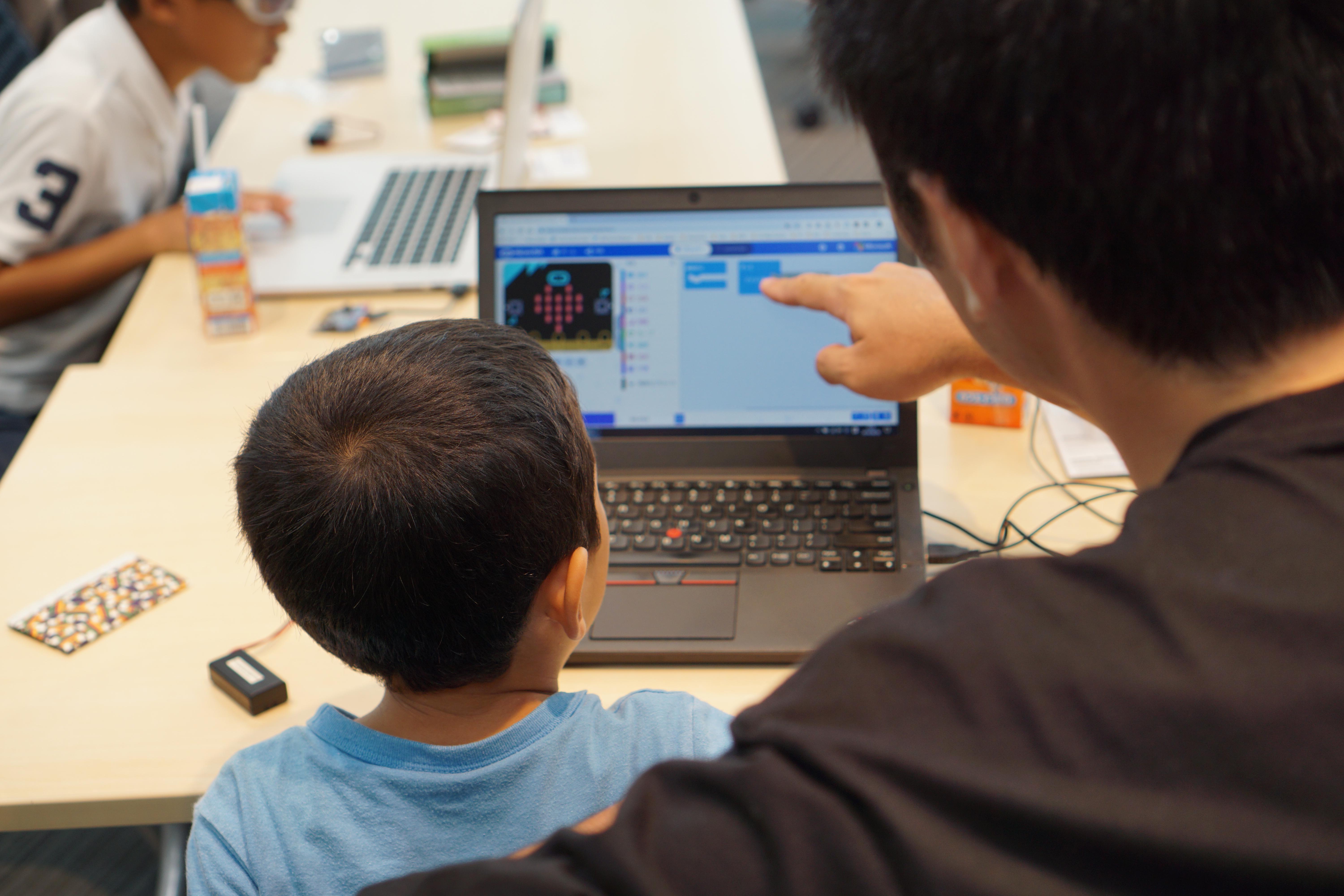 社員のお子様やそのお友達、社員のお友達のお子様を対象に、子供向けプログラミングワークショップを企画・開催。毎回たくさんの方に参加いただいています。