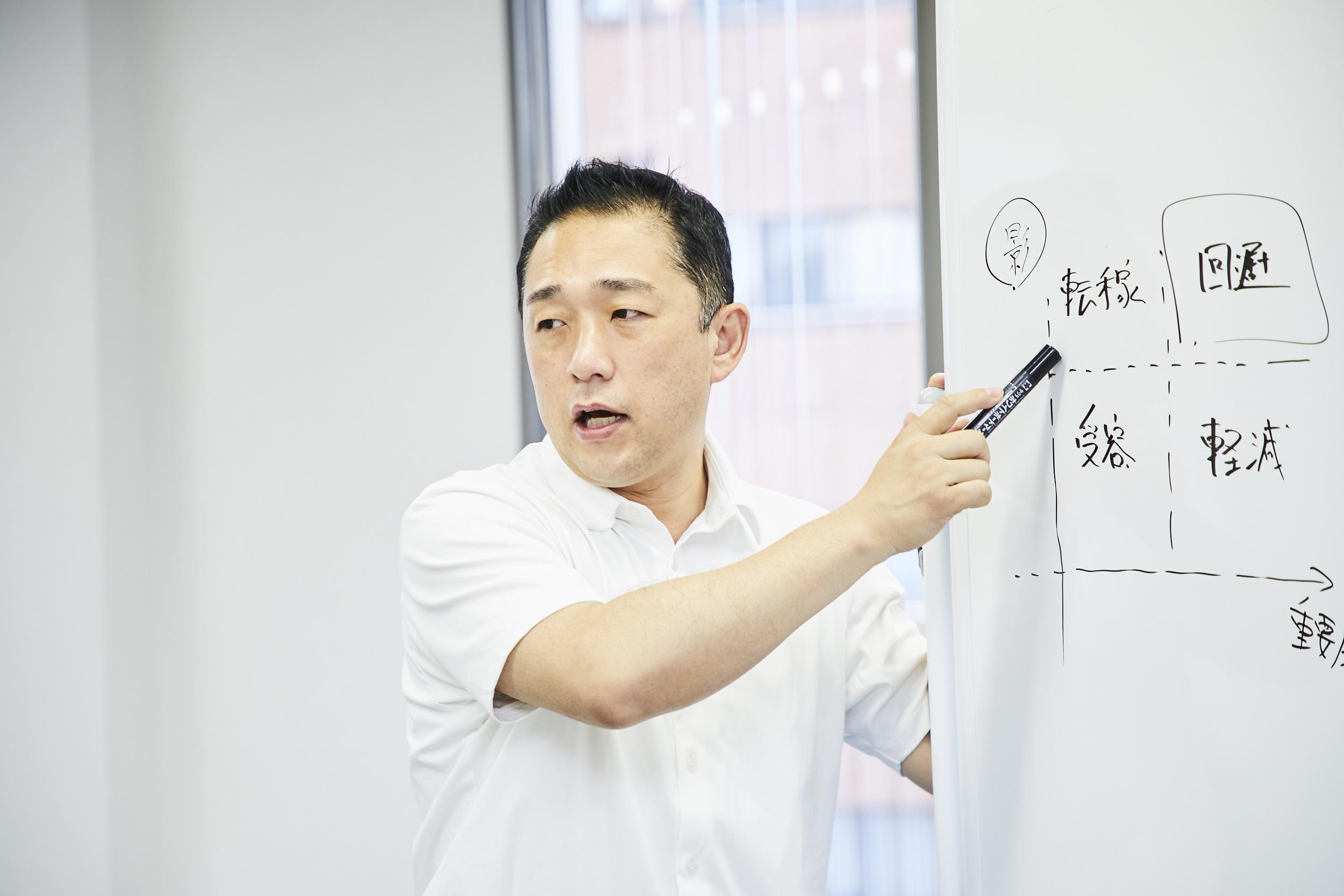 玉岡氏はビットバレーと呼ばれていた渋谷周辺のITベンチャー企業から誘いを受けて転職。
「プログラミング以外は何でもやるという環境で、人生の中で一番働いた2年間でしたね」と語る