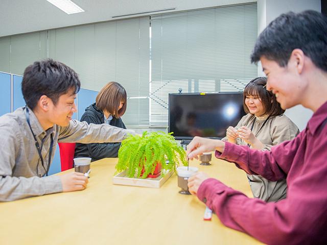 様々な専門スキルを持った人材が揃い、それぞれのナレッジや情報を共有出来る仕組みが整っている。仕事を通じて幅広い知識や技術に触れ、覚える機会には事欠かない。自社サービスの開発にも社員全員が参加。成長意欲の高い人にとっては勉強になることが多い環境だ。