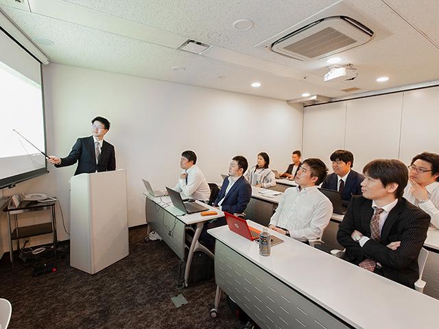 定例会の様子。会社の「今」と「技術」を共有します。終了後は会社負担の食事会が大人気。