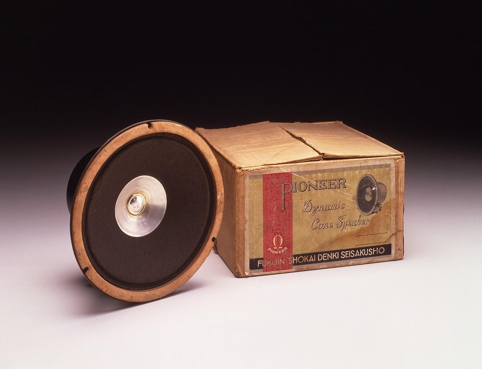 創業者　松本望がアメリカ製のダイナミックスピーカーを聴き、自身が感じた感動を伝えたいと、国産初のダイナミックスピーカー「A－８」を作ったことから始まったパイオニア。これからも様々な商品とサービスで驚きや感動を提供し続ける。