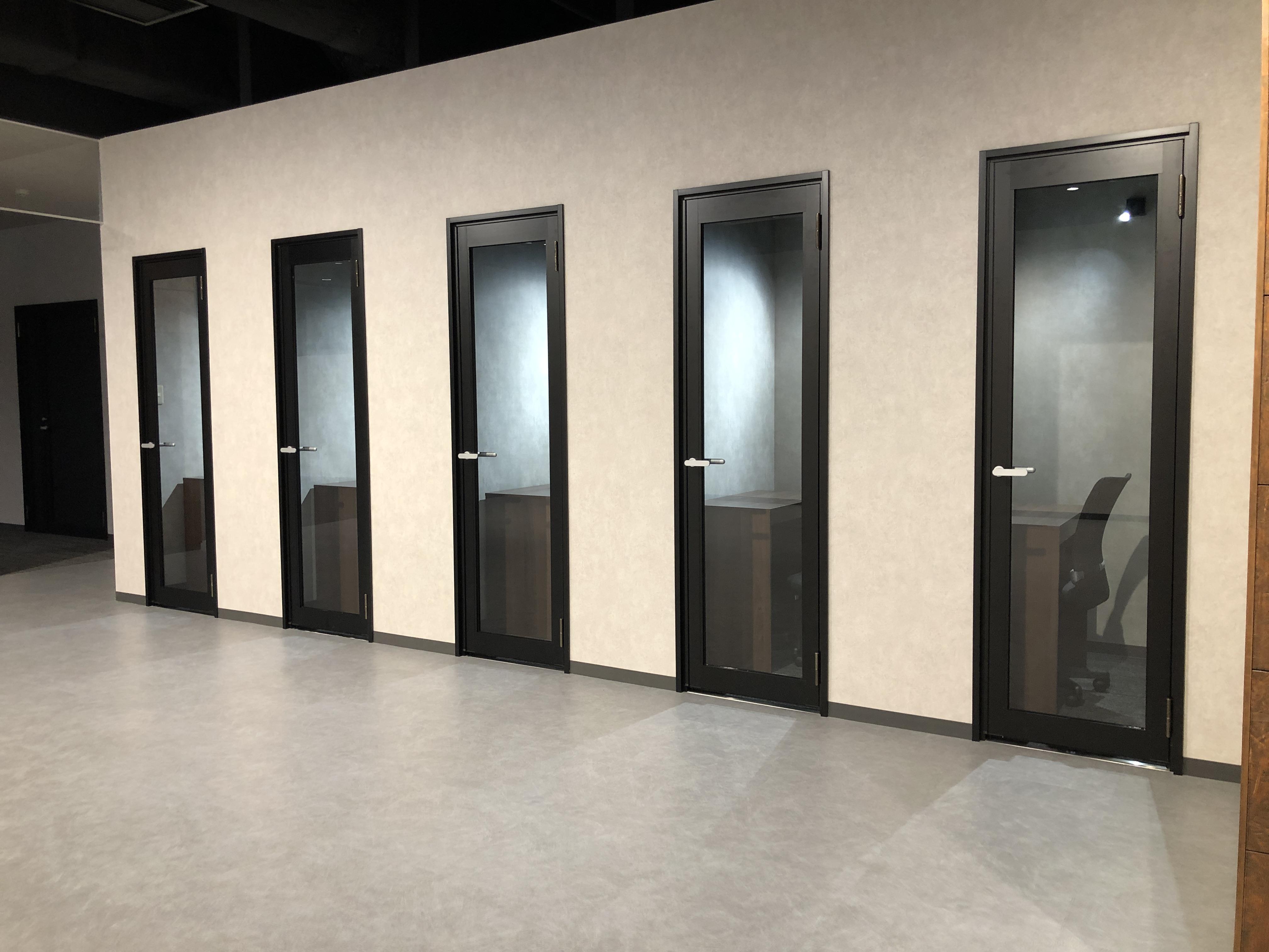 施設内では個人で作業に集中できるテレブースも利用可能