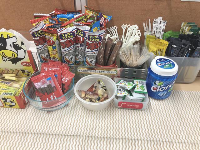 社内には無料で利用できる「お菓子、コーヒー、お茶」のコーナーがあります。
食べたいお菓子のリクエストがあれば、ご要望にお応えしています。