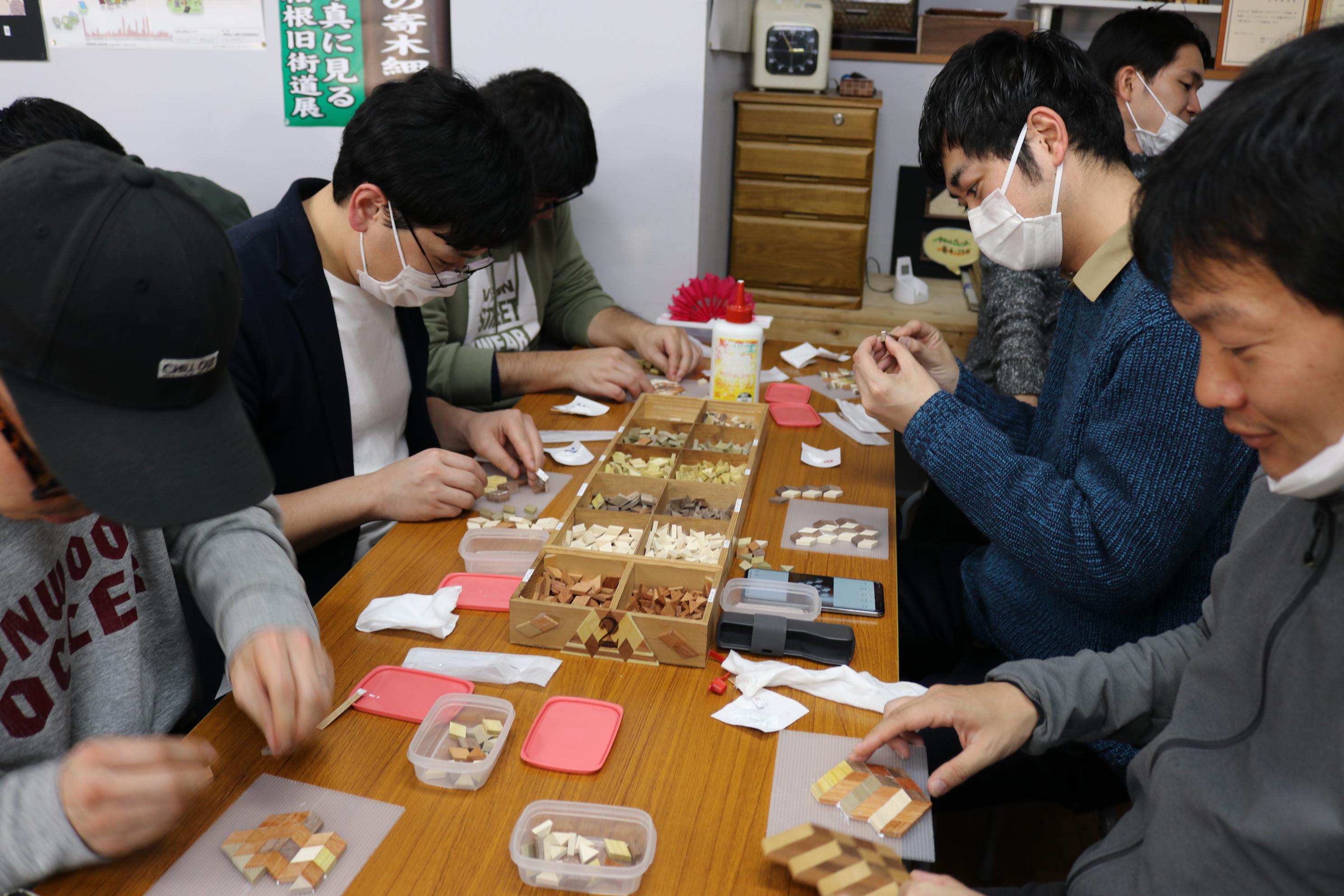 社員旅行の体験学習では、それぞれの個性が出る寄木細工作りで、普段とは違った一面を見ることができた。