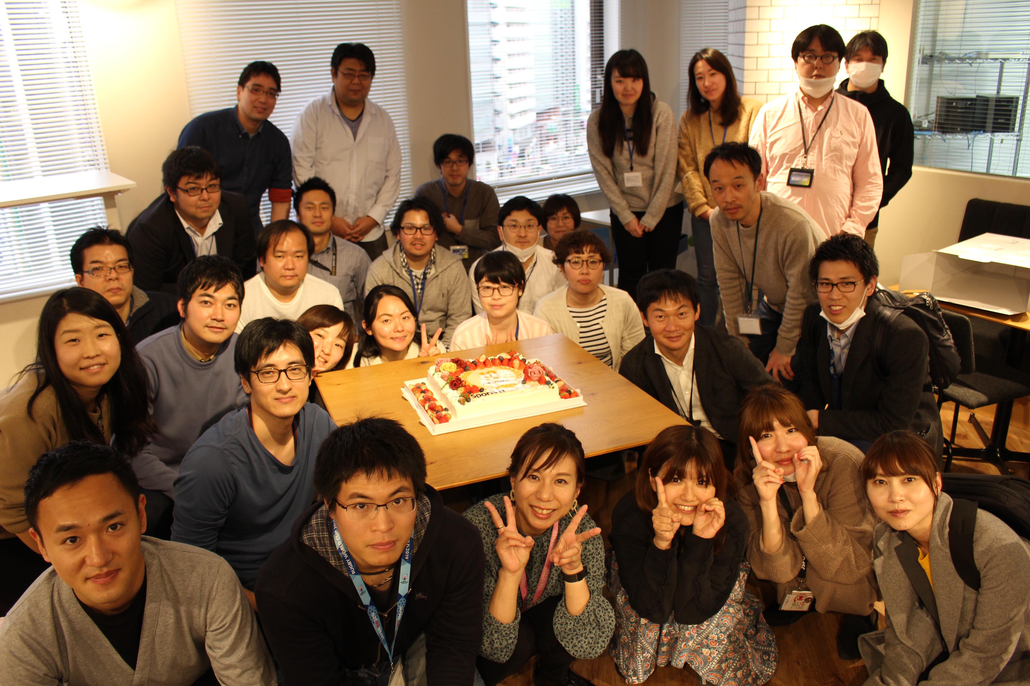 設立10周年を社内で祝ったときの様子。離職率は低く、若いメンバーも入ってきている。
