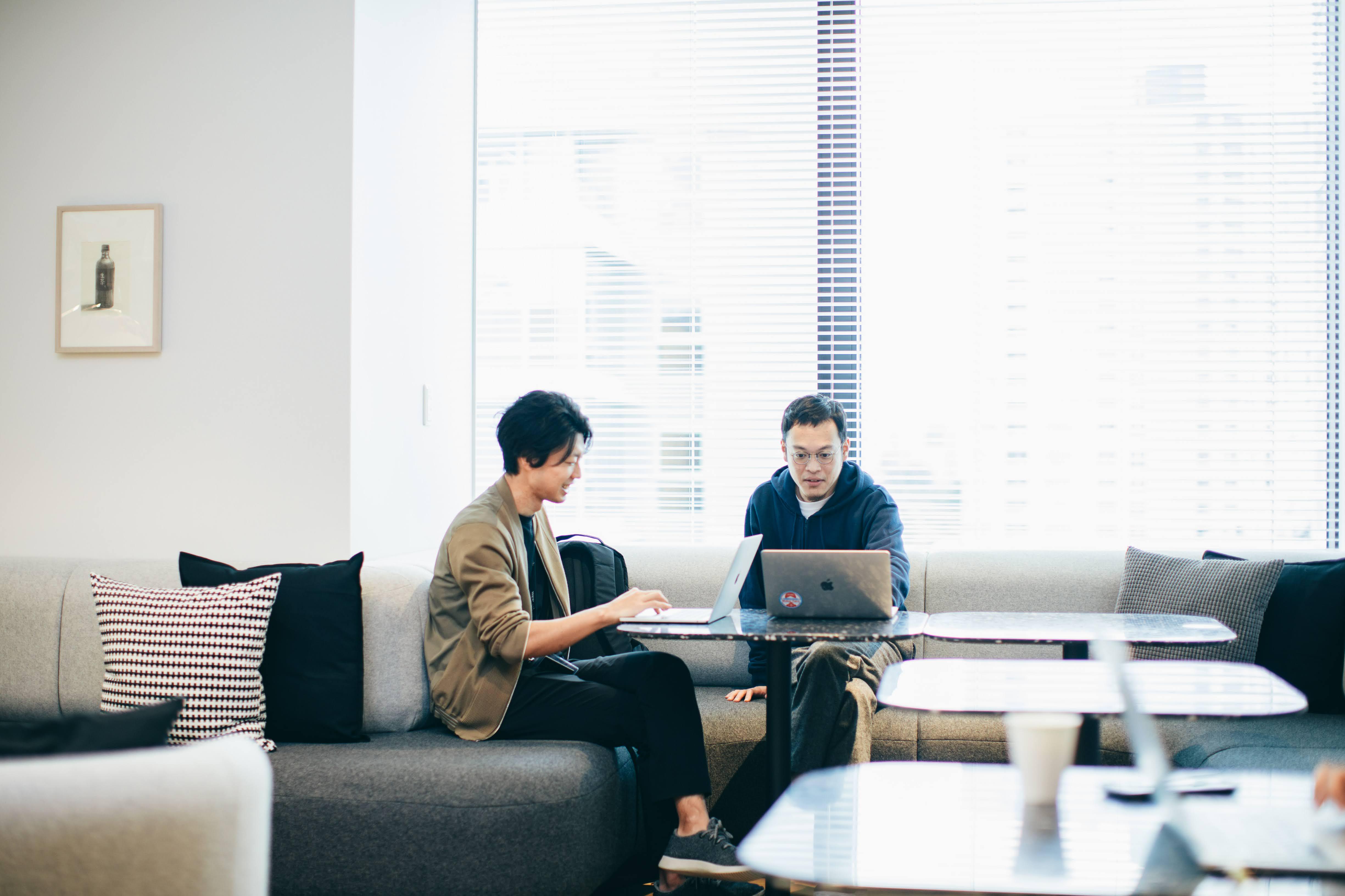 兼業OK、リモートワークあり、使用PCやディスプレイのリクエストを受け付け、業務の効率化や働きやすい環境を目指す。