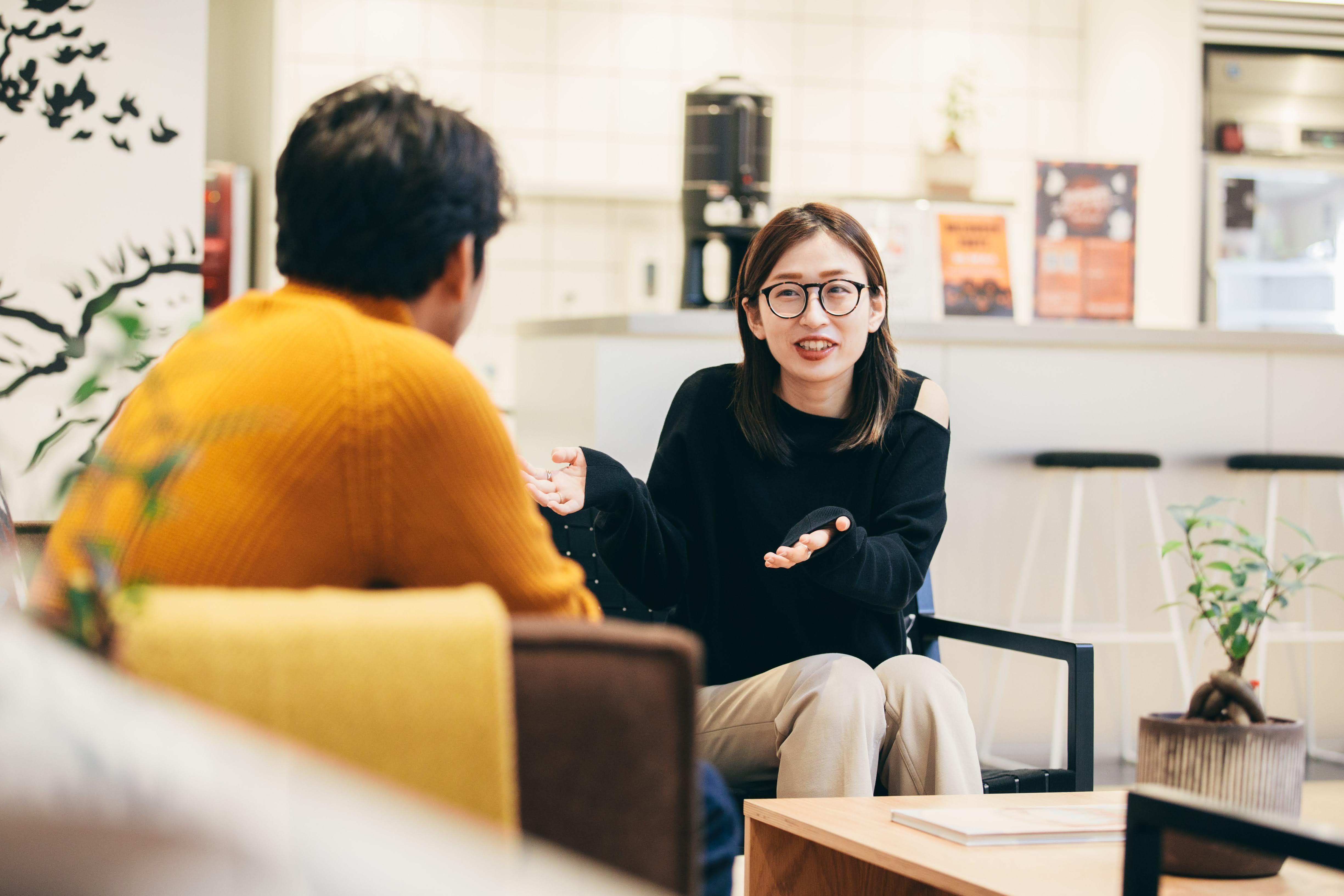 幅広いバックグラウンド・年代の社員がおり、部門を超えたコミュニケーションを頻繁にとっている。