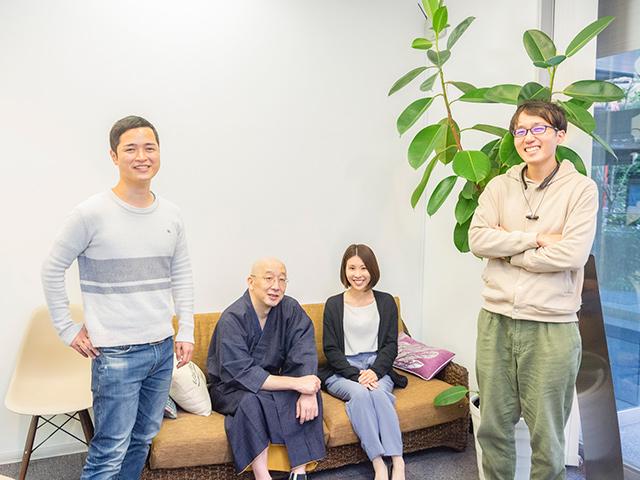 ハイブリッド勤務を奨励し、テレワークかオフィスワークの選択を社員の意向に委ねています。オフィスでは、フリーアドレス制度を導入しています。また、テレワークの場合も、バーチャルオフィスを導入しているため、在宅勤務者も出社と変わらずコミュニケーションをとることが可能です。