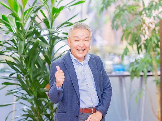 代表取締役社長　尾関賢二
医療を中心とする様々な業界で得た経験を基に、今までも、そしてこれからも、多くの方々の健康をサポートするサービスを実現して参ります。
趣味はランニング。毎朝15キロを走ってから業務を開始します。
