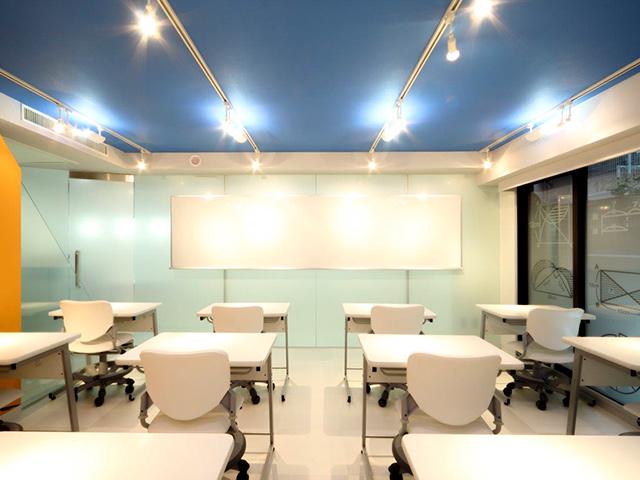 対面形式の教室では、塾には珍しく全教室をデザイナーに依頼し造りあげています。対面授業では勉強する環境を大切にしています。