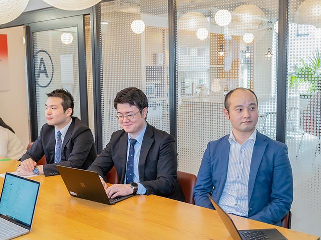 毎月定例会を開いて各現場の状況などを共有しているほか、月1回のペースで全メンバーと１ on １を行っている。