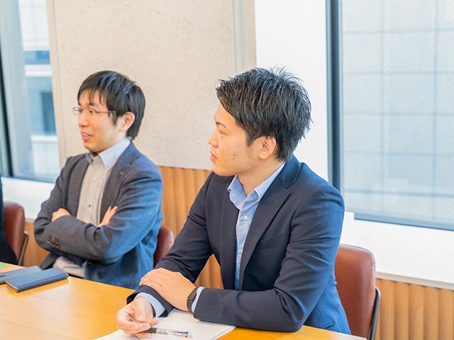 志向しているのは、フラットなティール型組織。現場のエンジニアの中で、リーダー志向や能力のある者が一定のサイズのチームをまとめる“役割”を担う程度の管理形態である。