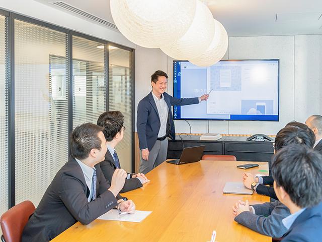 志向しているのは、フラットなティール型組織。現場のエンジニアの中で、リーダー志向や能力のある者が一定のサイズのチームをまとめる“役割”を担う程度の管理形態である。