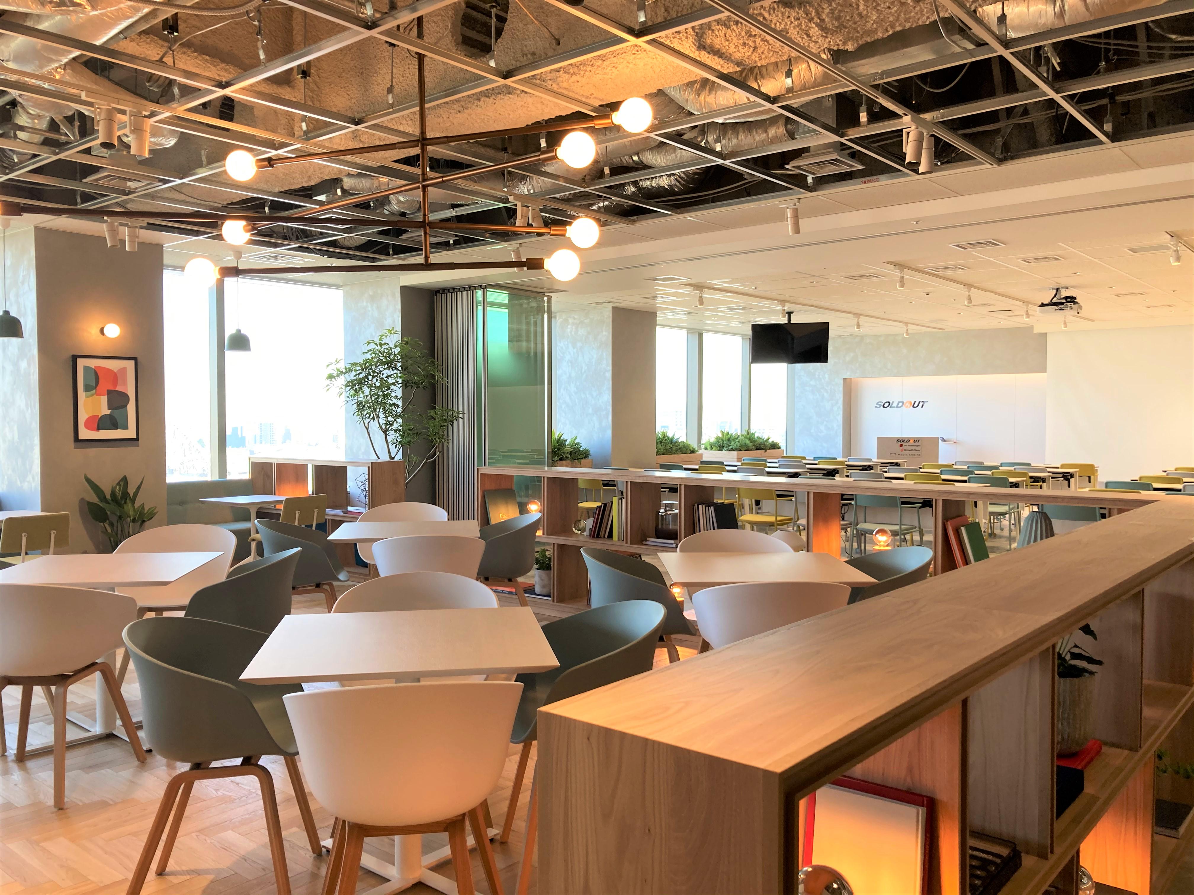 フルリモートワーク・フルフレックスタイム主体の新しい働き方に併せたオフィス。部署や会社という枠を超え、高い専門性と多様な得意分野を兼ね備えた人財同士が共創しやすい環境づくりをコンセプトにしています。