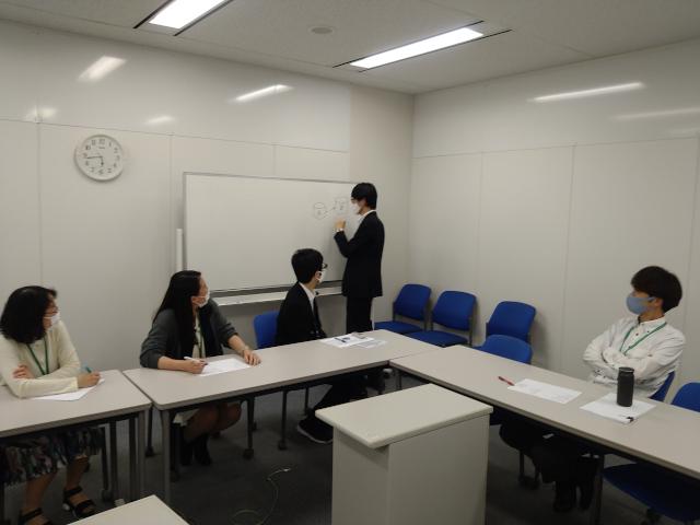 "堅い会社"というイメージを持たれることが多いが、実は細かいルールに縛られるようなことはなく、各自の自由な進め方を尊重して業務が進められている。