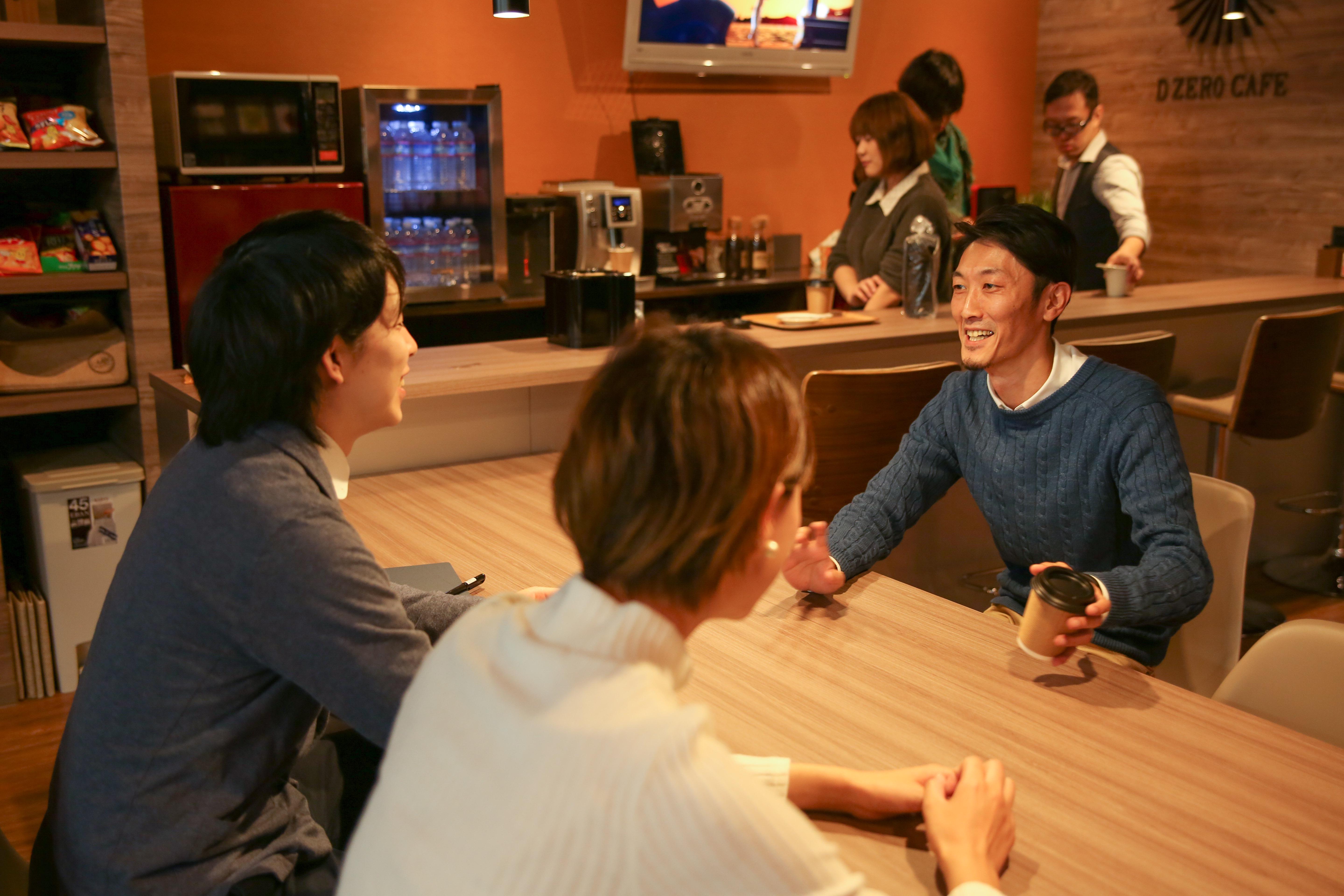 社内ミーティングはカフェでくつろぎながら。