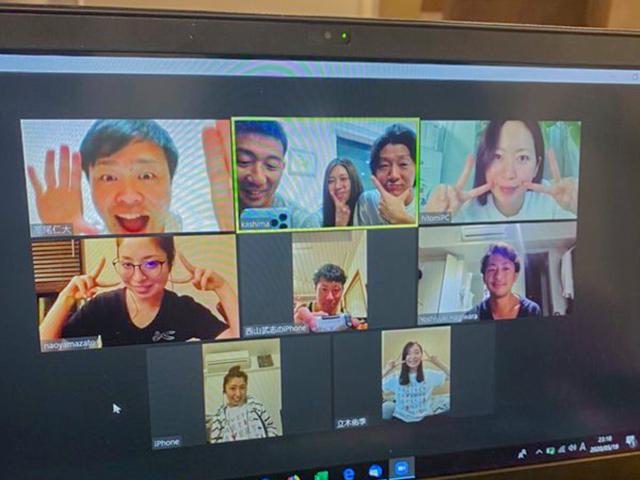 勤務時間はフレックスタイム制（7～22時）で、リモート勤務も可能だが、月曜日と火曜日は出社奨励日としている。