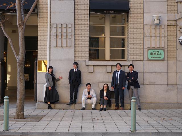 事務所は神戸旧居留地にあるシップ神戸海岸ビル。神戸らしい昼と夜の景色を堪能しながらオフィスワークができます。