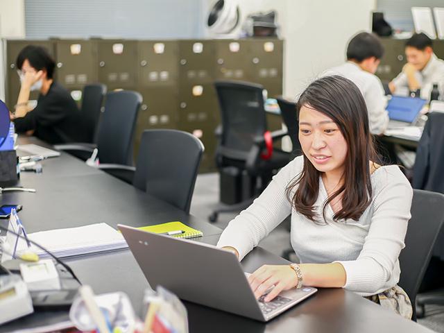 同社がグループとして2020年11月現在展開する就職・転職支援サービスは、女性向け、高卒向け、オフィスワーカー向け、サービス業界出身者向け、ミドルクラス向け、若年の既卒・フリーター向けとなっている。共通するのは、企業と求職者双方のニーズをしっかりと把握し、究極のフィッティングを心がけている点。アドバイザーが企業と求職者の両方を担当する「両面コンサルタント」として、質の高いマッチングにこだわりを持っている。