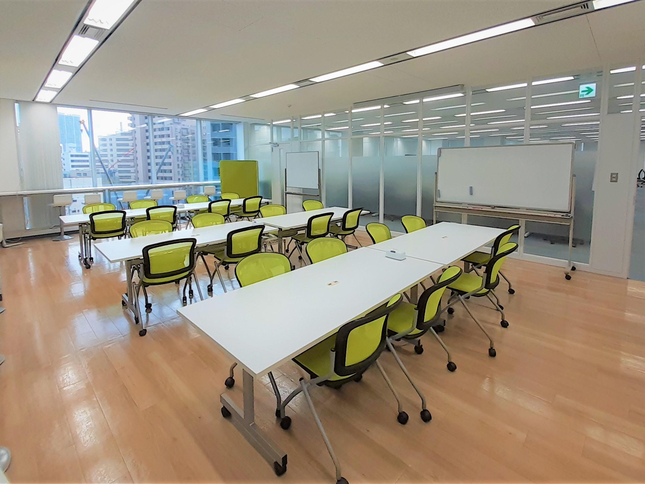 社内のリフレッシュルーム。（写真下段がオフィス風景）。密にならない配慮が保たれた空間。全社リモートワークが主のため出社が重なったとしても社員の2割ほどでオフィスを広々利用している。