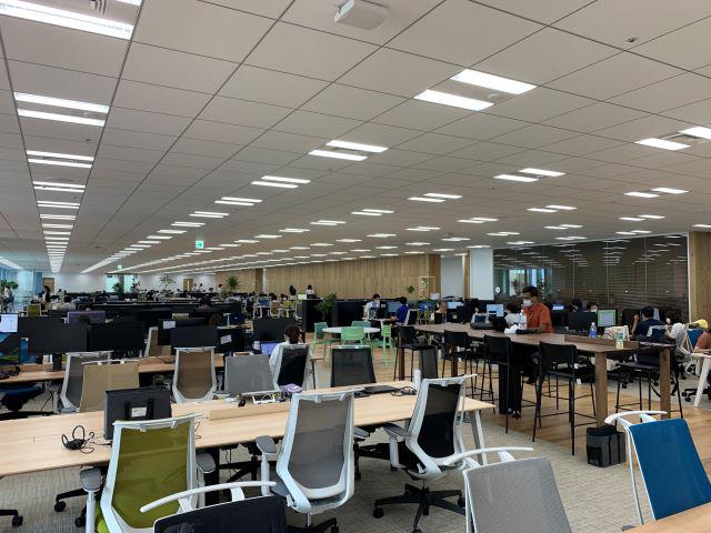 新オフィスではフリーアドレスとなっており、働きやすさだけでなく、相談などコミュニケーションもとりやすい環境が整っている