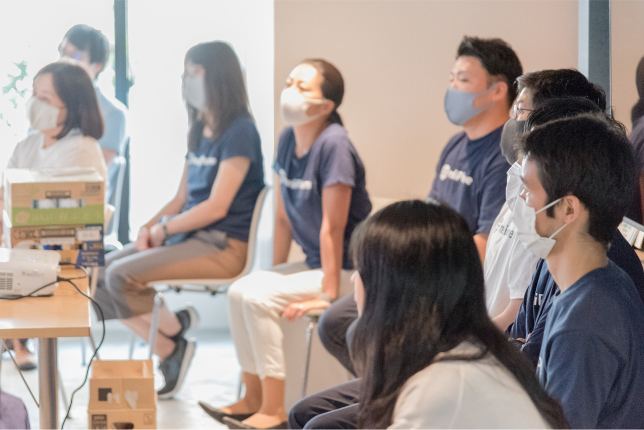 2022年６月時点の従業員数は69名で、平均年齢は20代後半。男女比は４：６の比率となっている。代表の澤田氏やマーケティングチームのリーダーは、ともに子どもがいる女性。家庭とのバランスを取りながら、仕事も子育ても全力で取り組んでいる。2020年からは新卒社員も受け入れており3名（エンジニア2名、セールス1名）が活躍している。