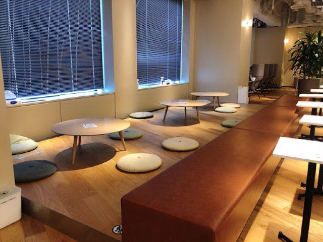 リフレッシュルームやカフェも完備され、気分を変えて業務を行うことができる