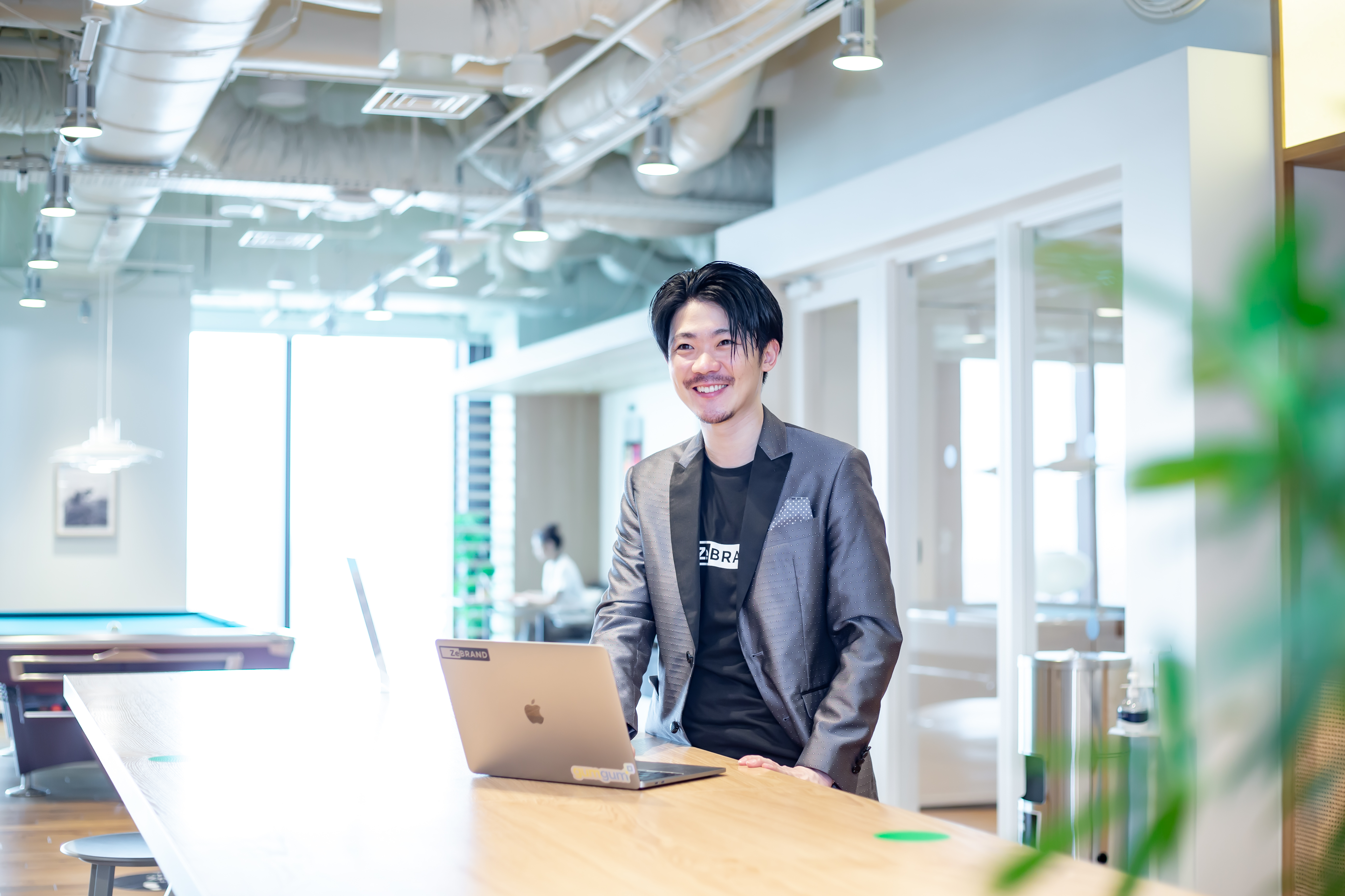 創業者でCEO　菊池諒氏
国内最大手フォントベンダー・株式会社モリサワの新規事業としてスタートし、2019年10月にグループ企業としてスピンオフした。