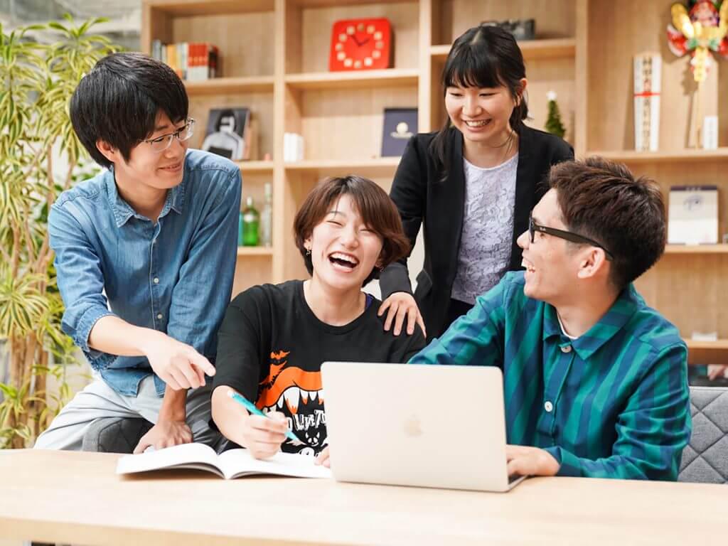 配属プロジェクトに関係なく、先輩が後輩に教えるのが自然な社風です。