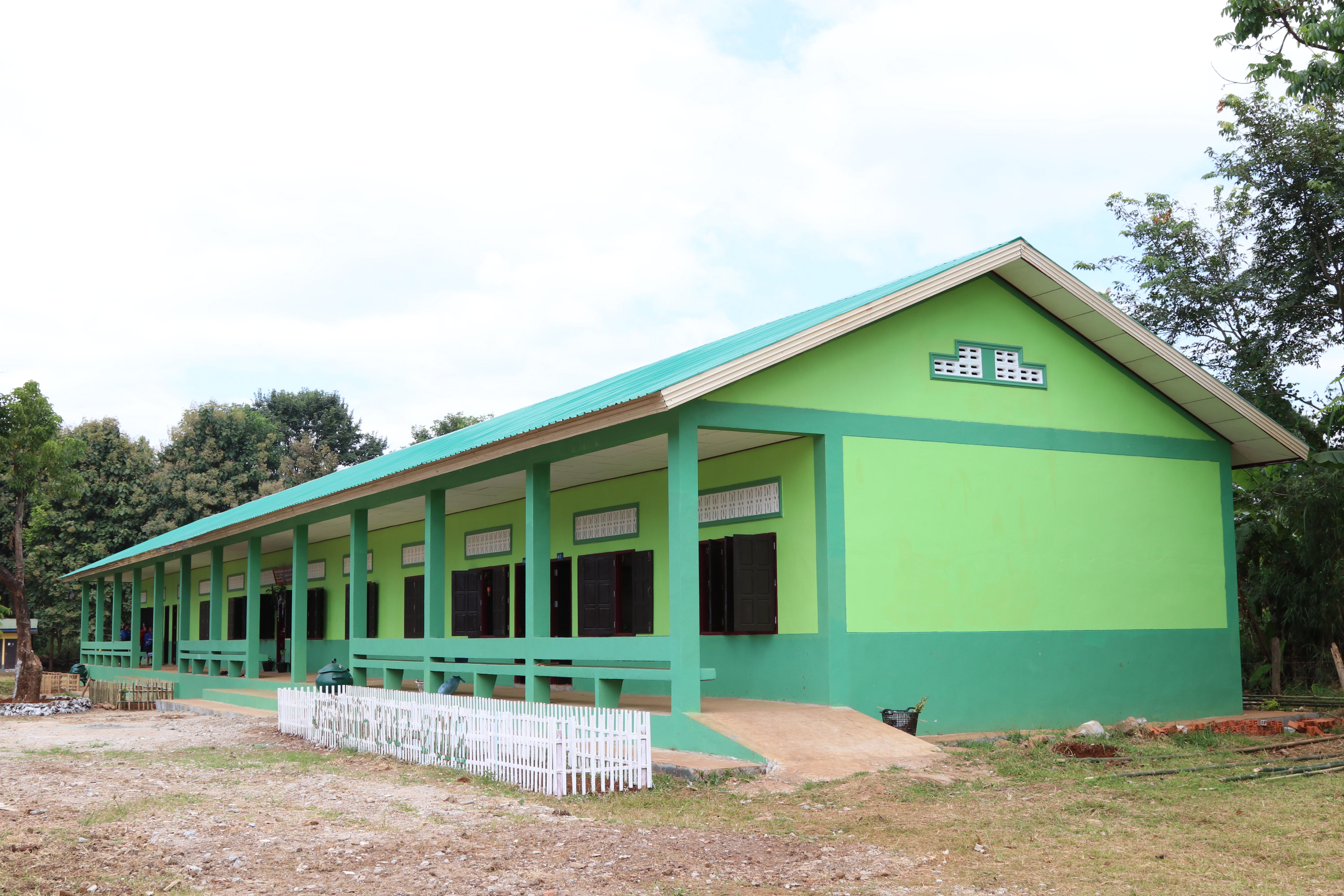 フォーサイトはCSR活動として、東南アジア（ラオス、ベトナム、タイ）に１０の校舎建設を支援してきました。
写真は、ラオスに建設した校舎です。

フォーサイトが建設した校舎（ラオス、ベトナム、タイ）にて学んだ卒業生数は、合計2,074名（2018年12月時点～2020年11月時点）にも及びます。
「教育格差の是正」は、海外に対しても目を向けて活動しています。